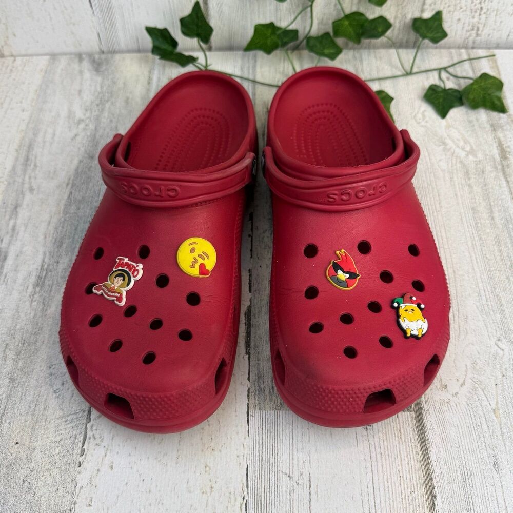 Crocs Classic Clogs men’s Pepper Red with 4 Charms size 11
